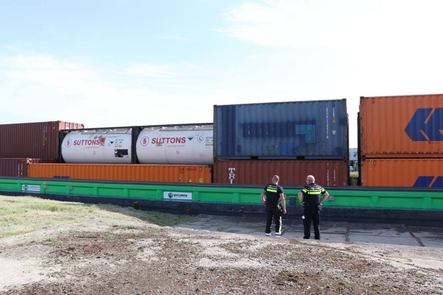 Containerschip ‘Nadorias’ ramt brug over Van Starkenborghkanaal