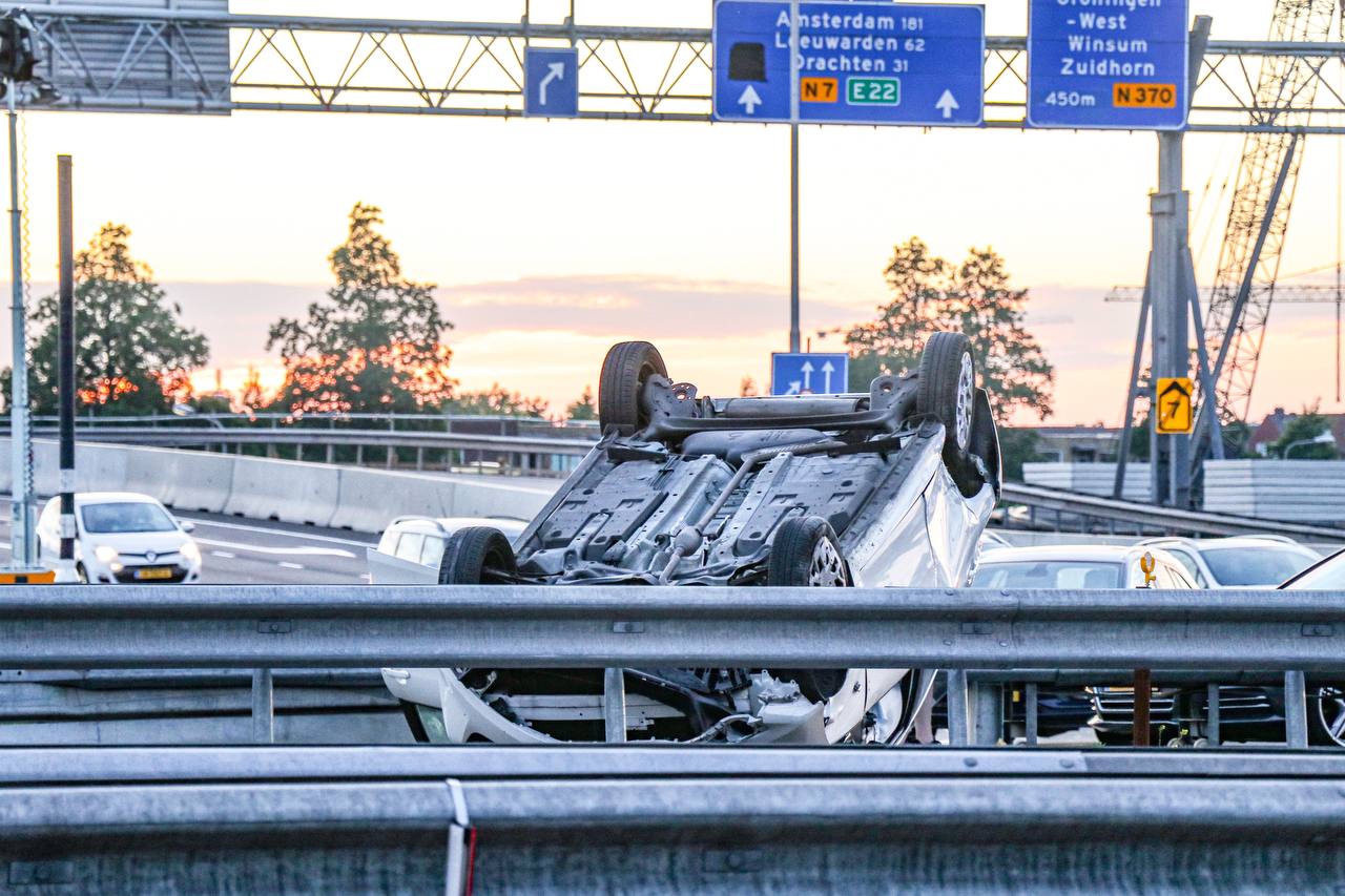 Auto belandt op de kop na aanrijding op Julianaplein in Groningen