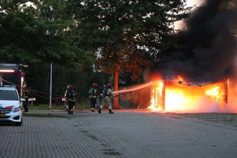 Fietsenstalling naast bedrijfspand volledig uitgebrand in Groningen