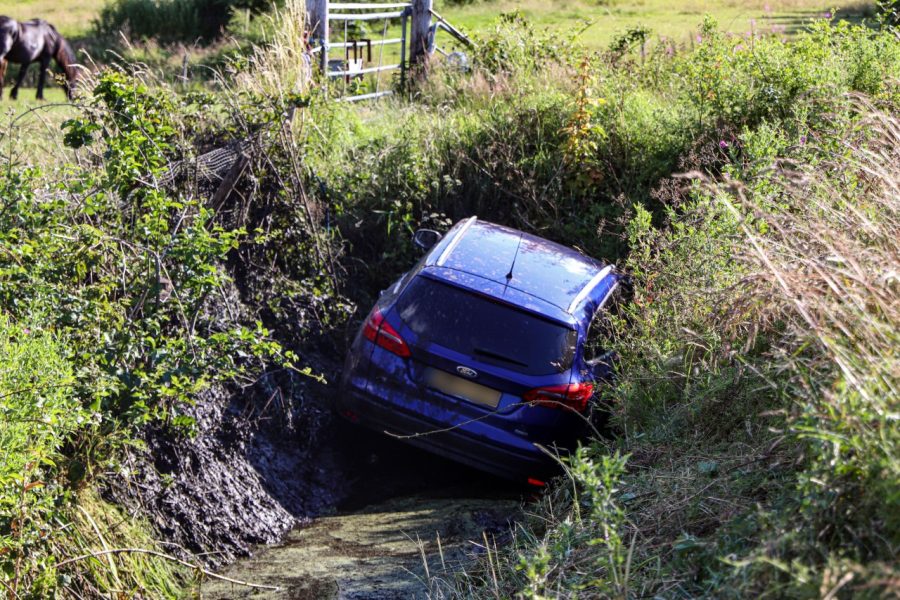 Auto belandt in de sloot bij Hemelum