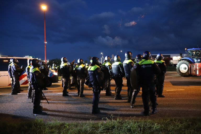 Zeven personen opgepakt tijdens boerenprotest in Noord Nederland (videos)