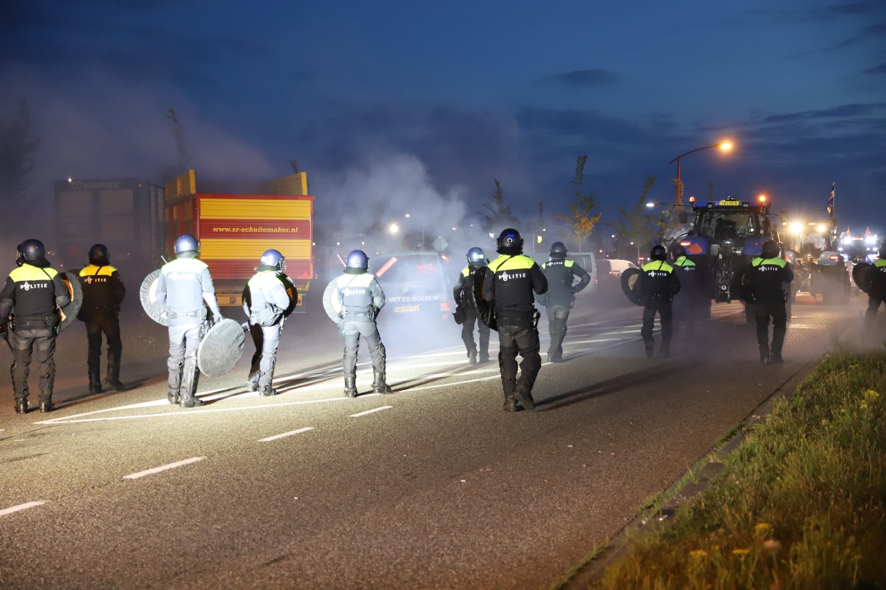 Traangas ingezet bij boerenprotest in Heerenveen (video)