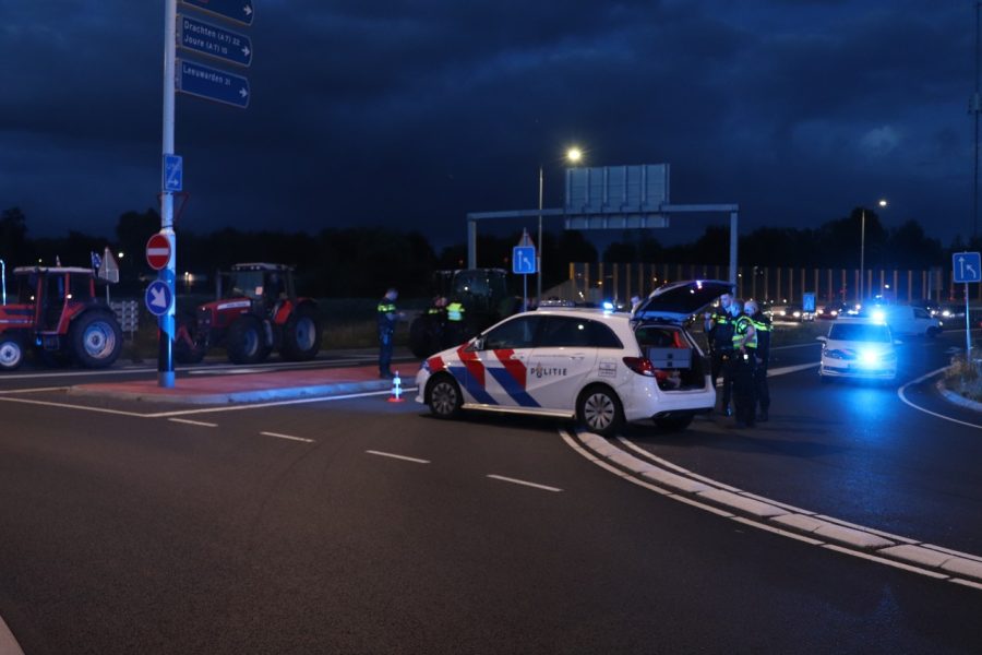 Politie schiet gericht met vuurwapens bij protesterende boeren in Heerenveen (video)