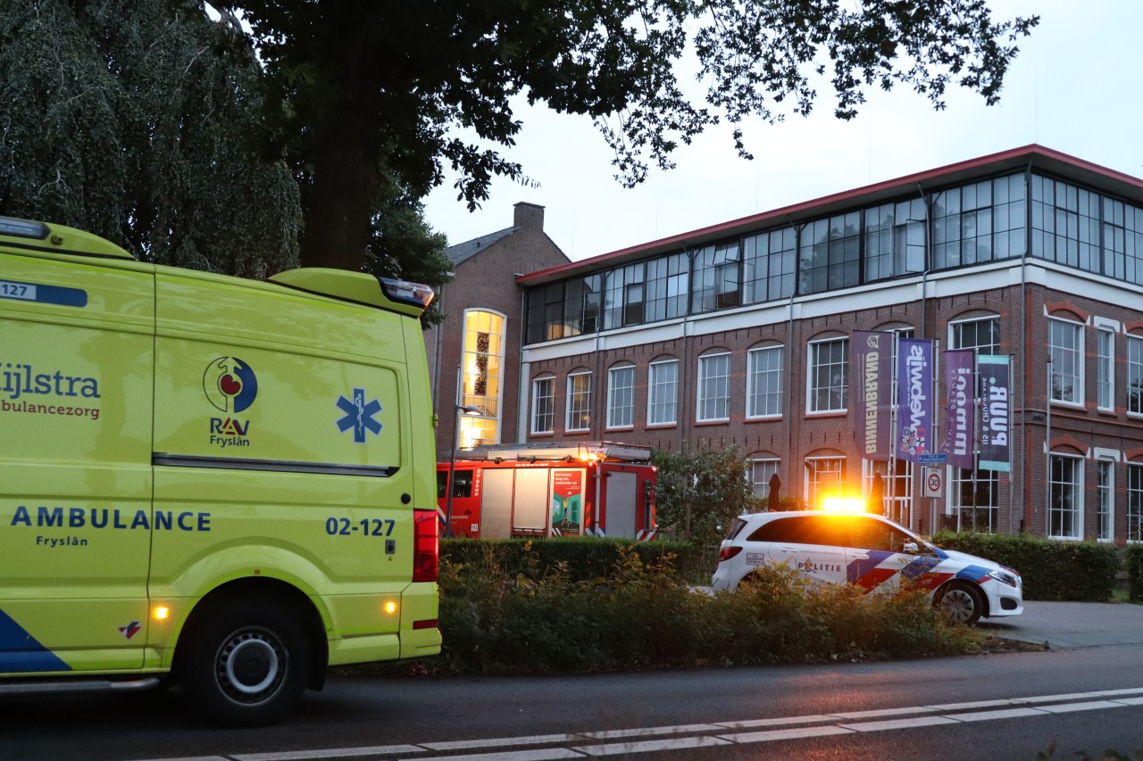 Brandweer rukt uit voor middelbrand in gebouw in Heerenveen (VIDEO)