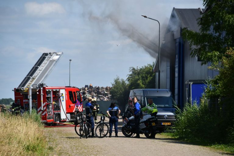 Boot vat vlam in loods Franeker