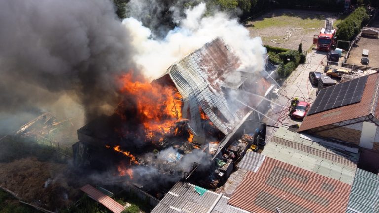 Grote uitslaande brand in woonboerderij Nij Beets