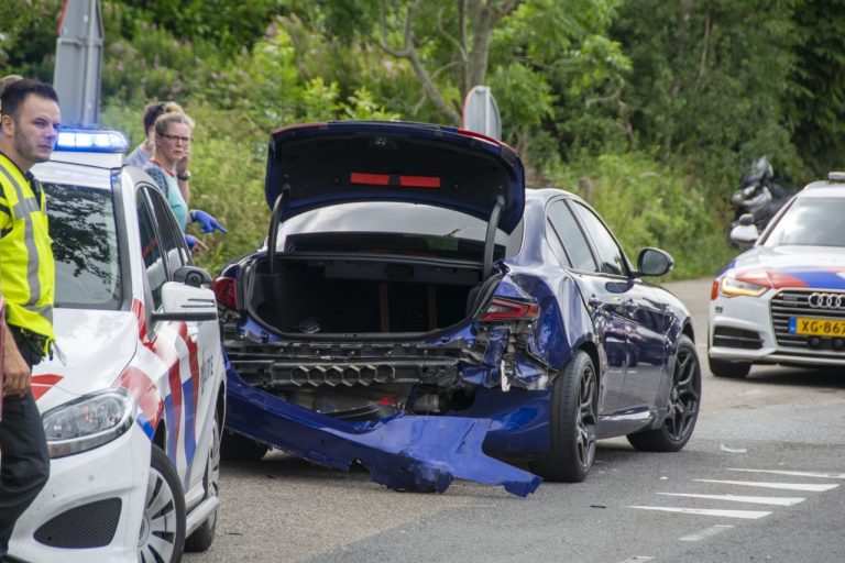 Twee auto’s in botsing op N355 bij Jistrum