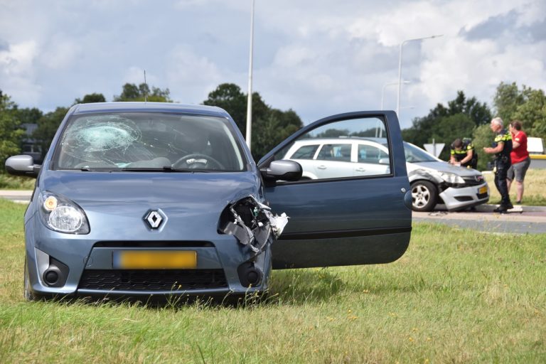 Auto’s botsen op rotonde in Dokkum