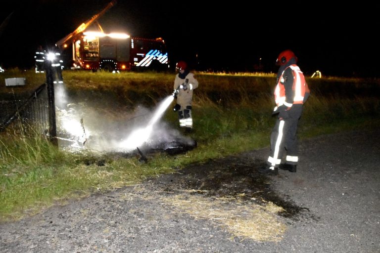 Band met gras in brand gestoken langs A7 bij Nuis tijdens boerenprotestactie