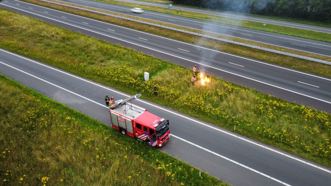Meerdere strobalen in brand op A7 tussen Drachten en Groningen