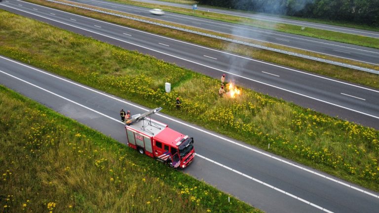 Meerdere strobalen in brand op A7 tussen Drachten en Groningen