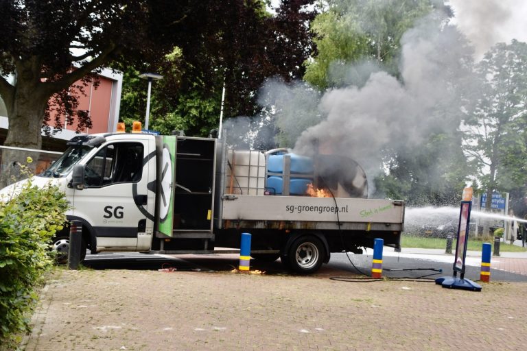 Onkruidmachine op kleine vrachtwagen vat vlam in Marum