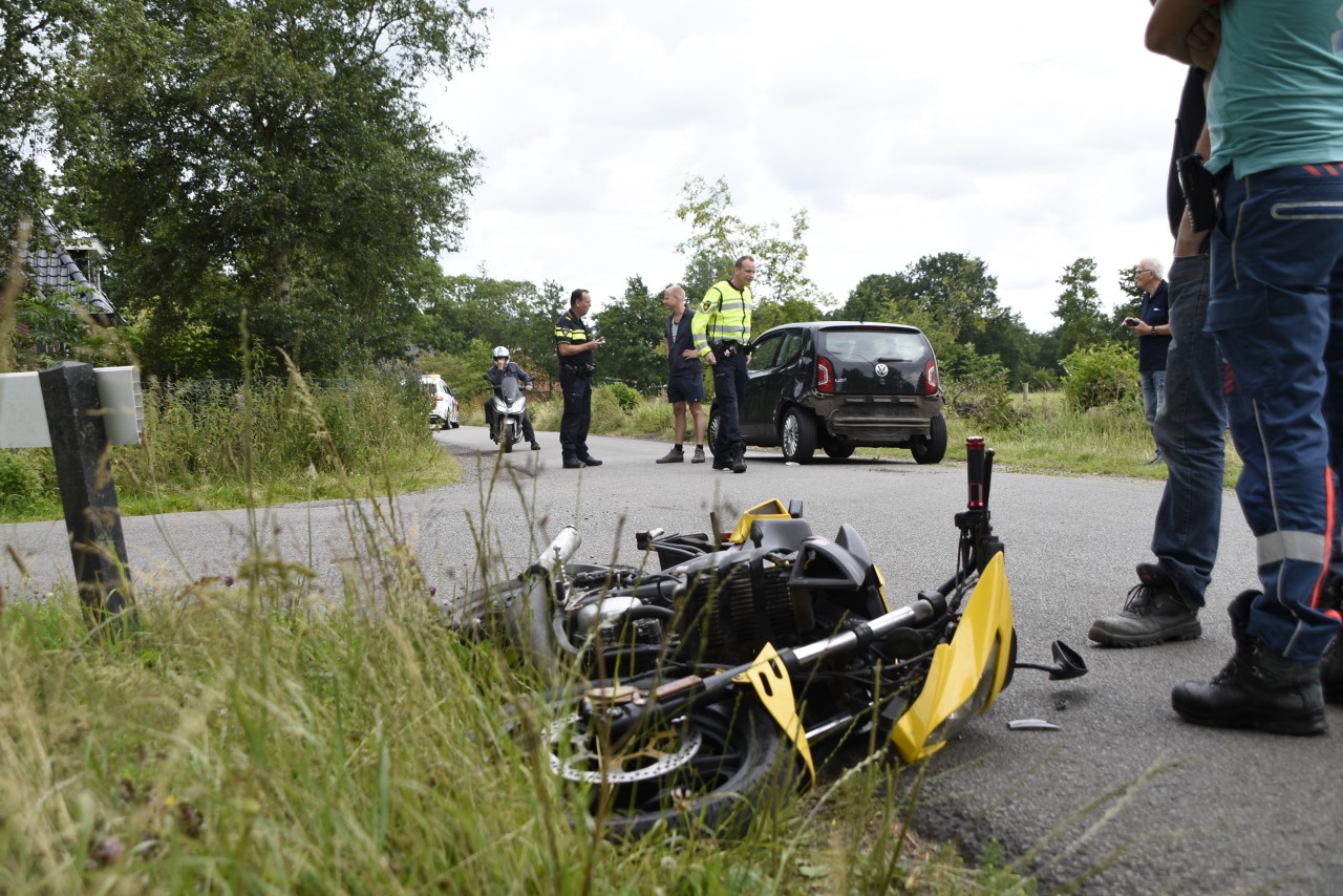 Brommerrijder in botsing met auto in Houtigehage