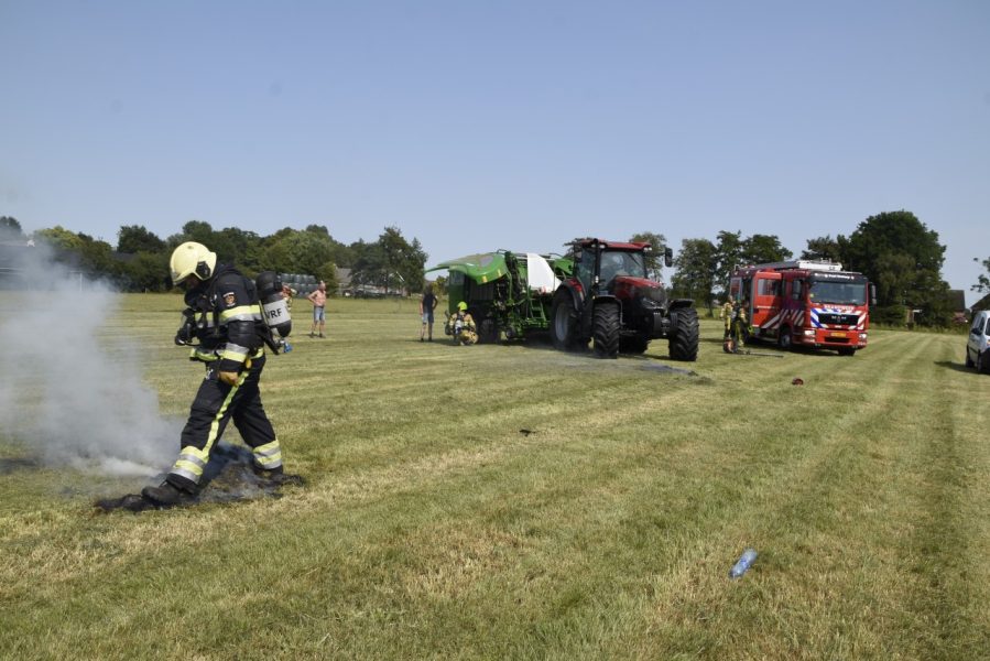 Brandweer blust brand in balenpers in Siegerswoude