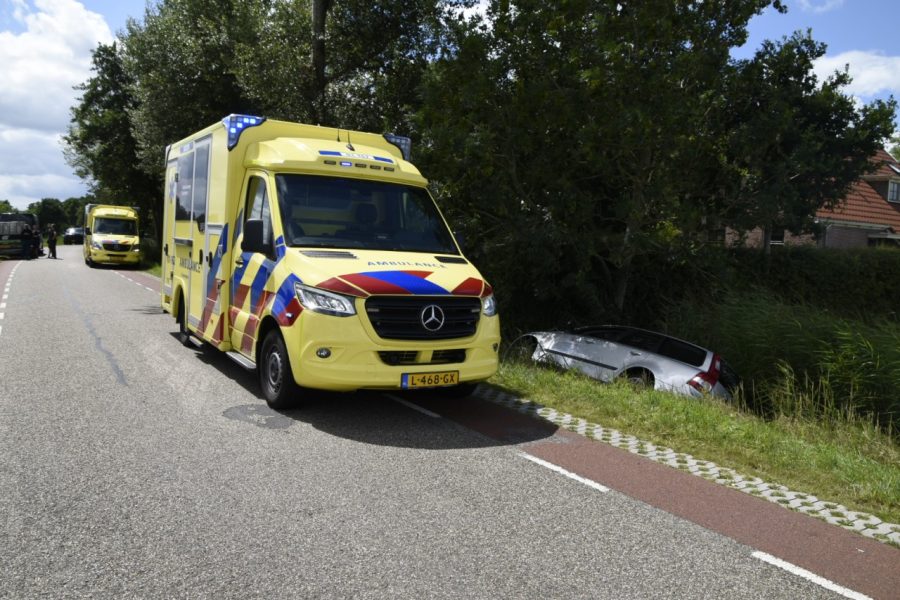 Auto belandt in greppel in Midwolde, bestuurder gewond