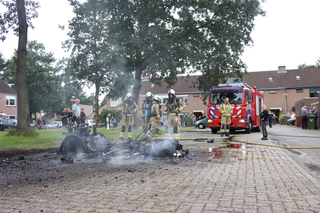 Brommobiel volledig uitgebrand in Emmen