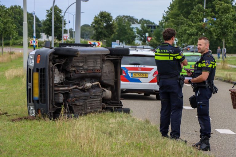 Auto belandt op zijn kant in Emmen