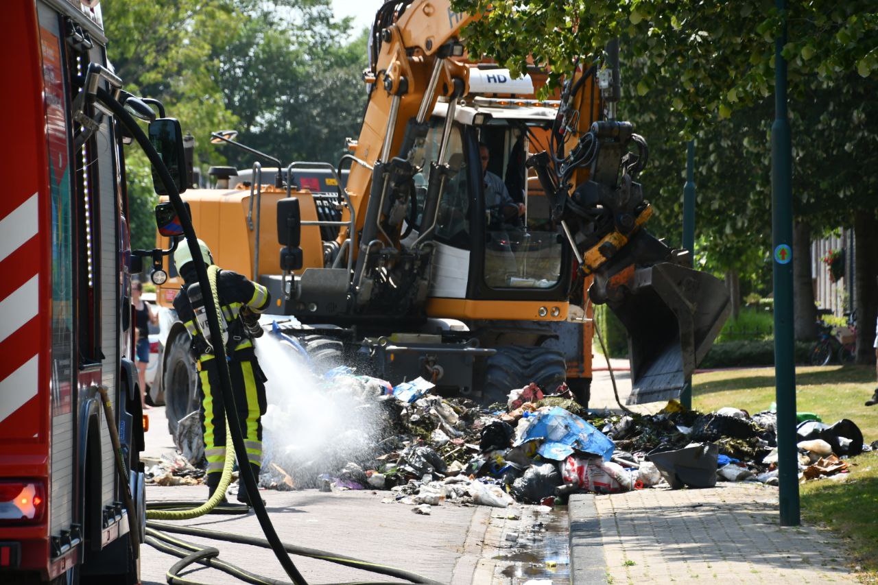 Brand in vuilniswagen in Witmarsum