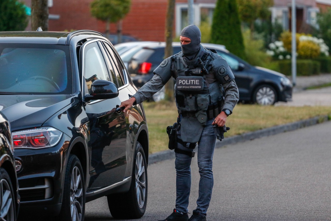 Arrestatieteam doet inval in woning in Emmen