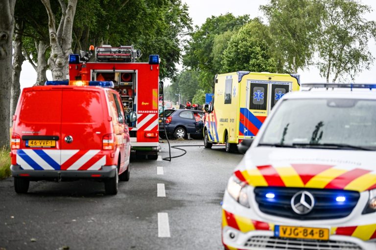 Bestuurder ernstig gewond na botsing met boom in Hoogezand