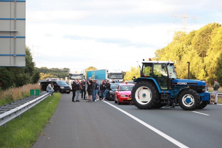 Boeren blokkeren opnieuw wegen en distributiecentra