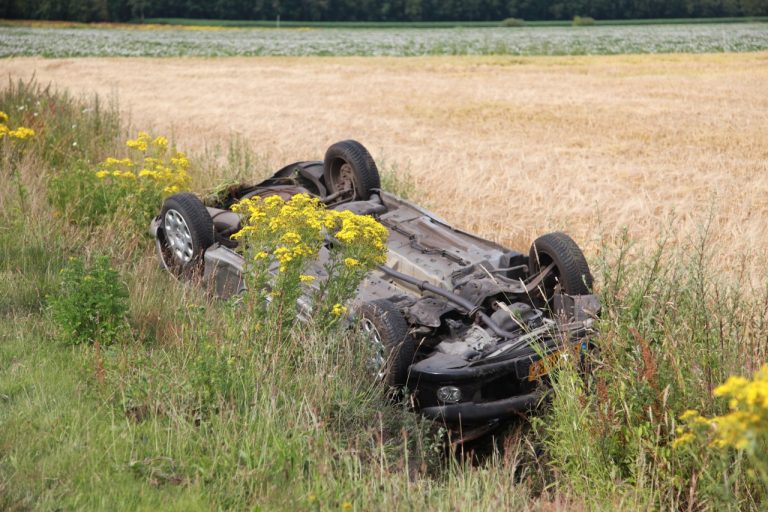 Auto belandt op de kop in sloot bij Klazienaveen