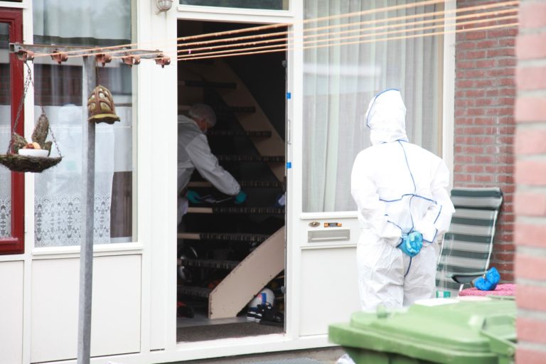 Man uit Oude Pekela zwaargewond aangetroffen in woning in Emmen