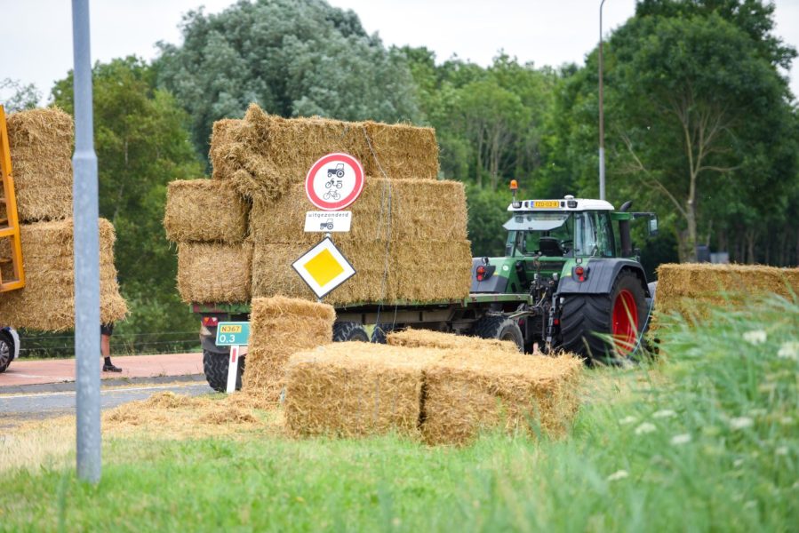 Trekker verliest hooibalen op N367 bij Winschoten