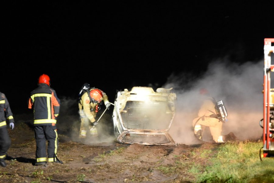 Auto verwoest door brand in Nieuw-Weerdinge