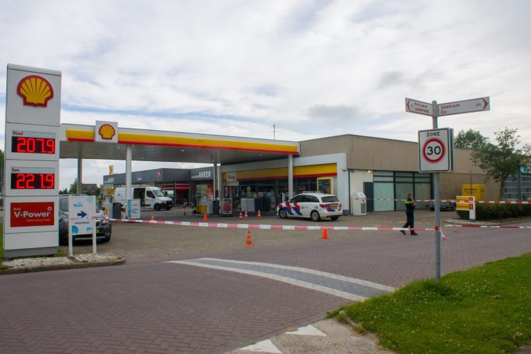 Tankstation in Dokkum overvallen; politie zoekt twee daders