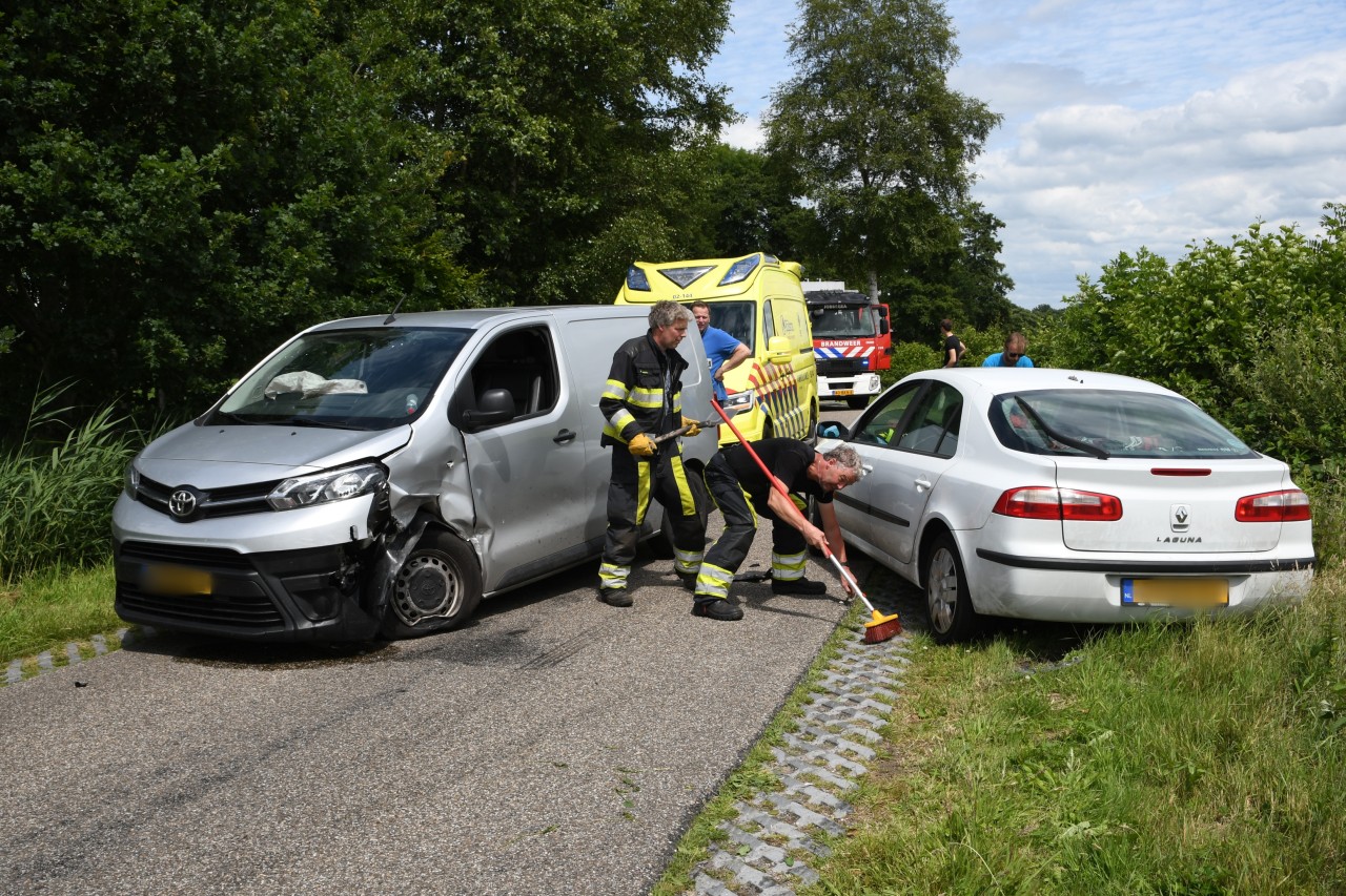 Gewonde na ongeval tussen twee voertuigen in Jubbega