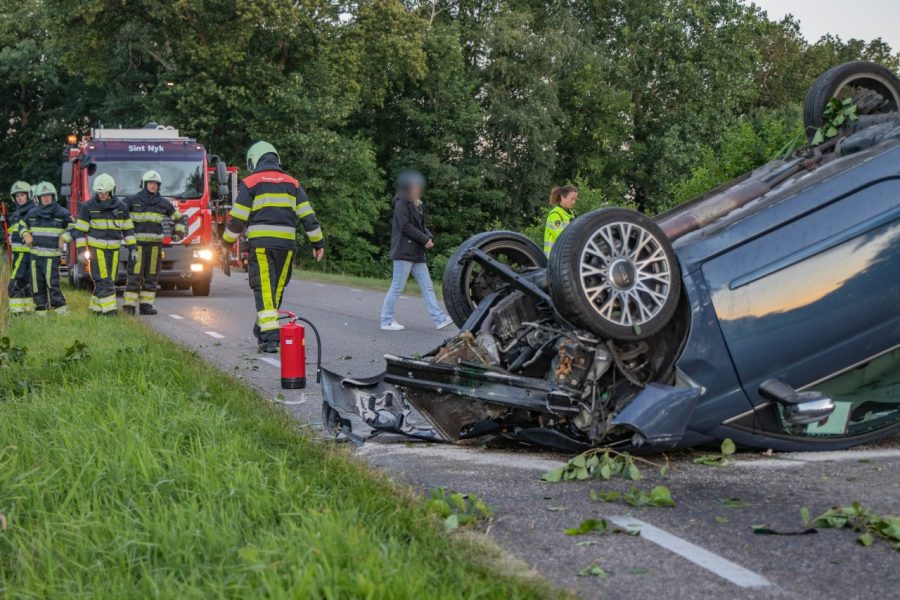 Auto belandt op de kop bij ongeval in Scharsterbrug