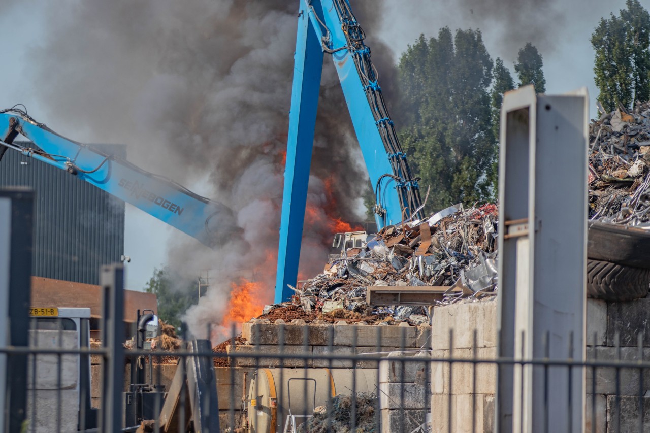 Grote brand bij metaalhandel De Horne in Heerenveen