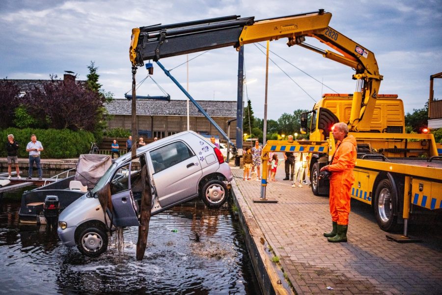 Bestuurder zonder rijbewijs raakt met personenauto te water in haven Kropswolde