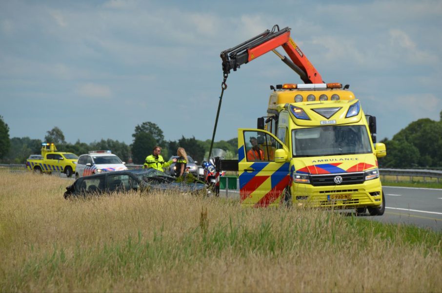 Auto belandt in sloot langs A31 bij Zweins