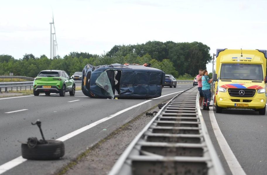 Busje slaat over de kop bij ongeval op N33 bij Veendam: twee gewonden naar het ziekenhuis (video)
