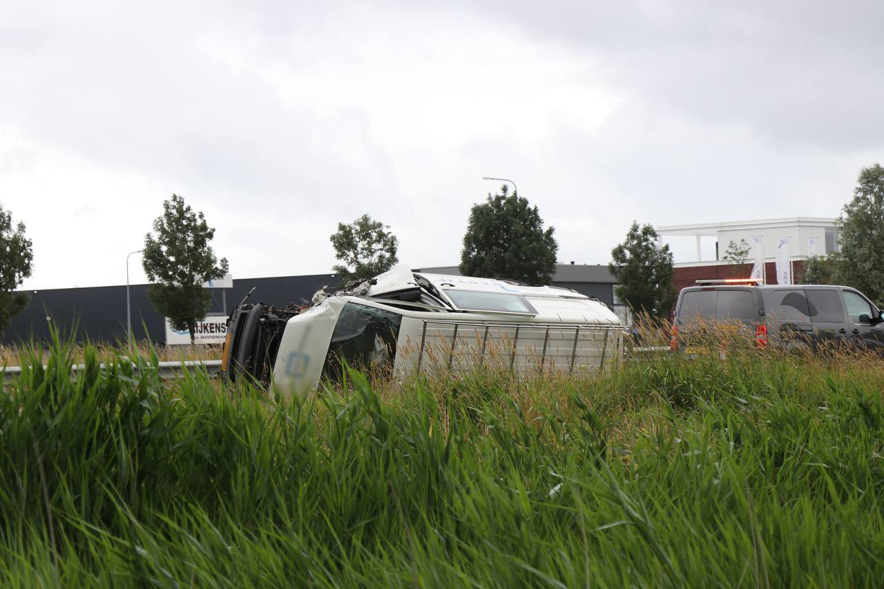 N7 bij Groningen korte tijd dicht na ongeval tussen twee voertuigen