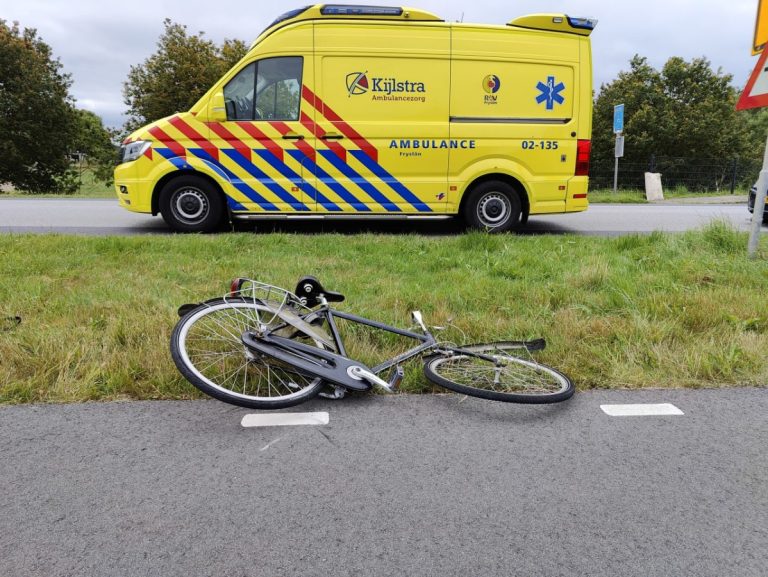 Fietser gewond na botsing met scooter in Ureterp