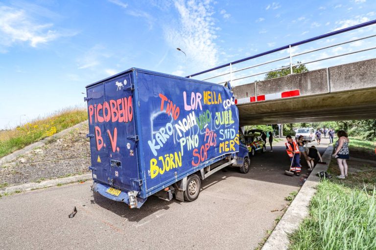Picobello botst tegen viaduct in Groningen