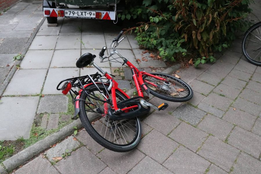 Bromfietser rijdt door na botsing en laat gewonde fietser achter