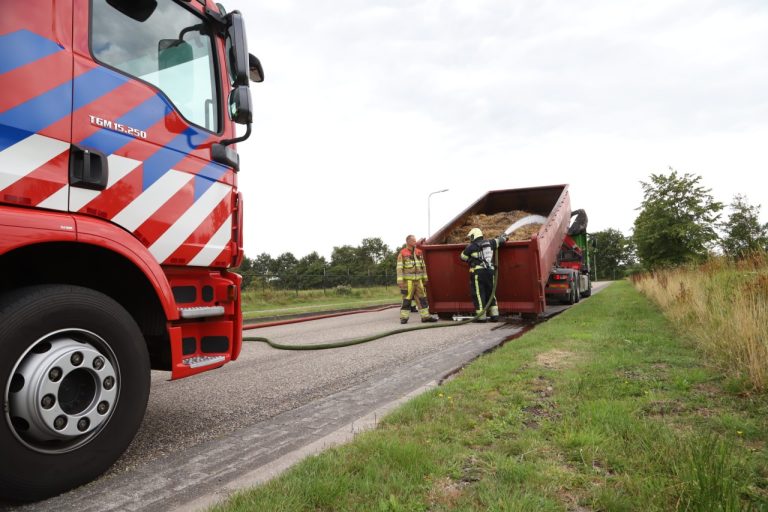 Brandweer rukt uit voor smeulende bak met hooi op vrachtwagen