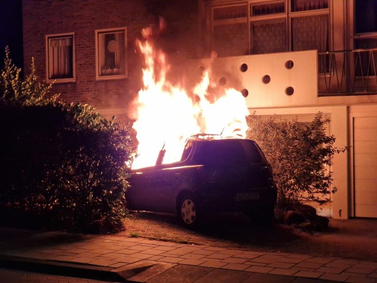 Auto volledig verwoest door brand in Assen