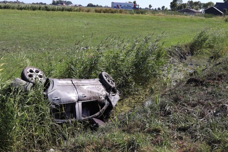 Auto belandt op de kop in sloot bij ongeval in Blauwhuis