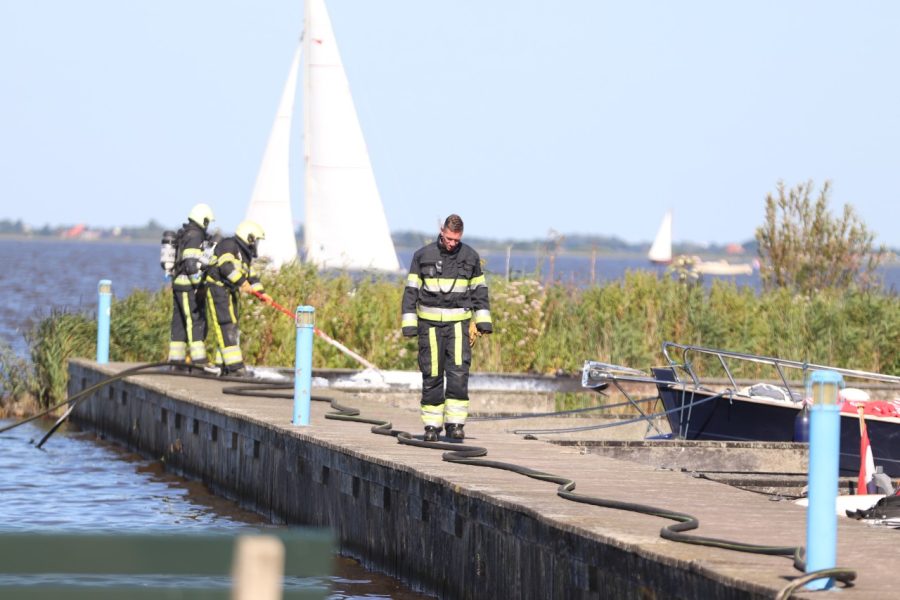 Vrouw (57) en meisje (17) gewond door explosie op boot in jachthaven van Balk