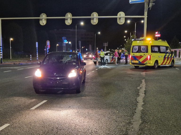 Scooterrijder gewond na botsing met auto in Assen