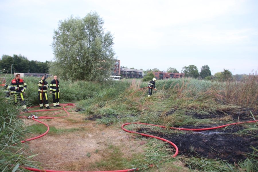 Brandweer rukt uit voor buitenbrand in Sneek