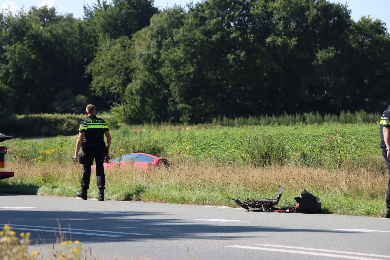 Auto belandt in greppel bij Emmen