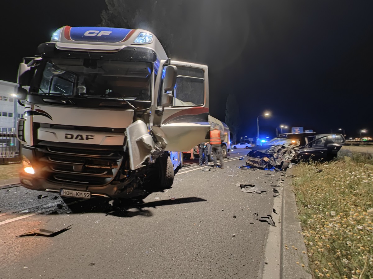 Auto botst frontaal op vrachtwagen in Heerenveen