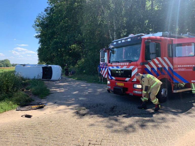 Busje belandt op zijn kant bij ongeval in Borger
