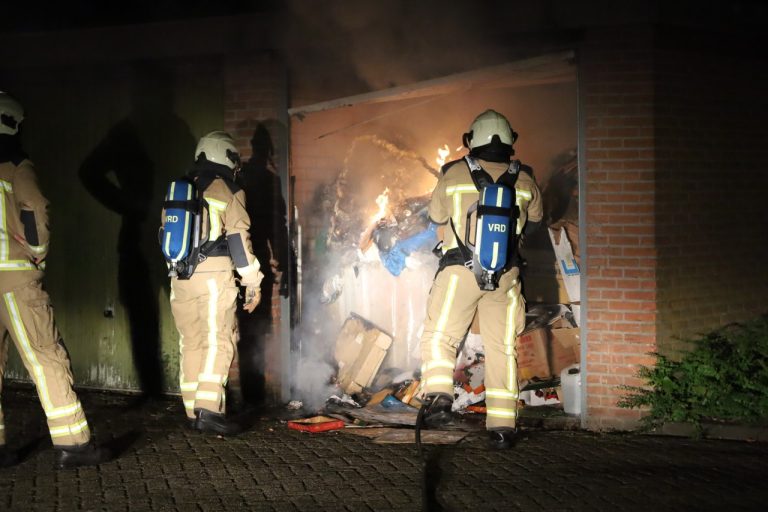 Brandweer blust brand in garagebox Hoogeveen